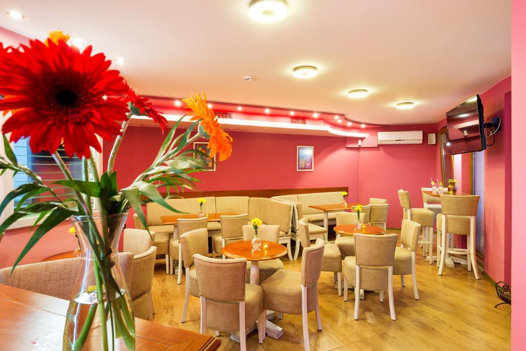 Aparthotel Prostor Kavarna Extérieur photo